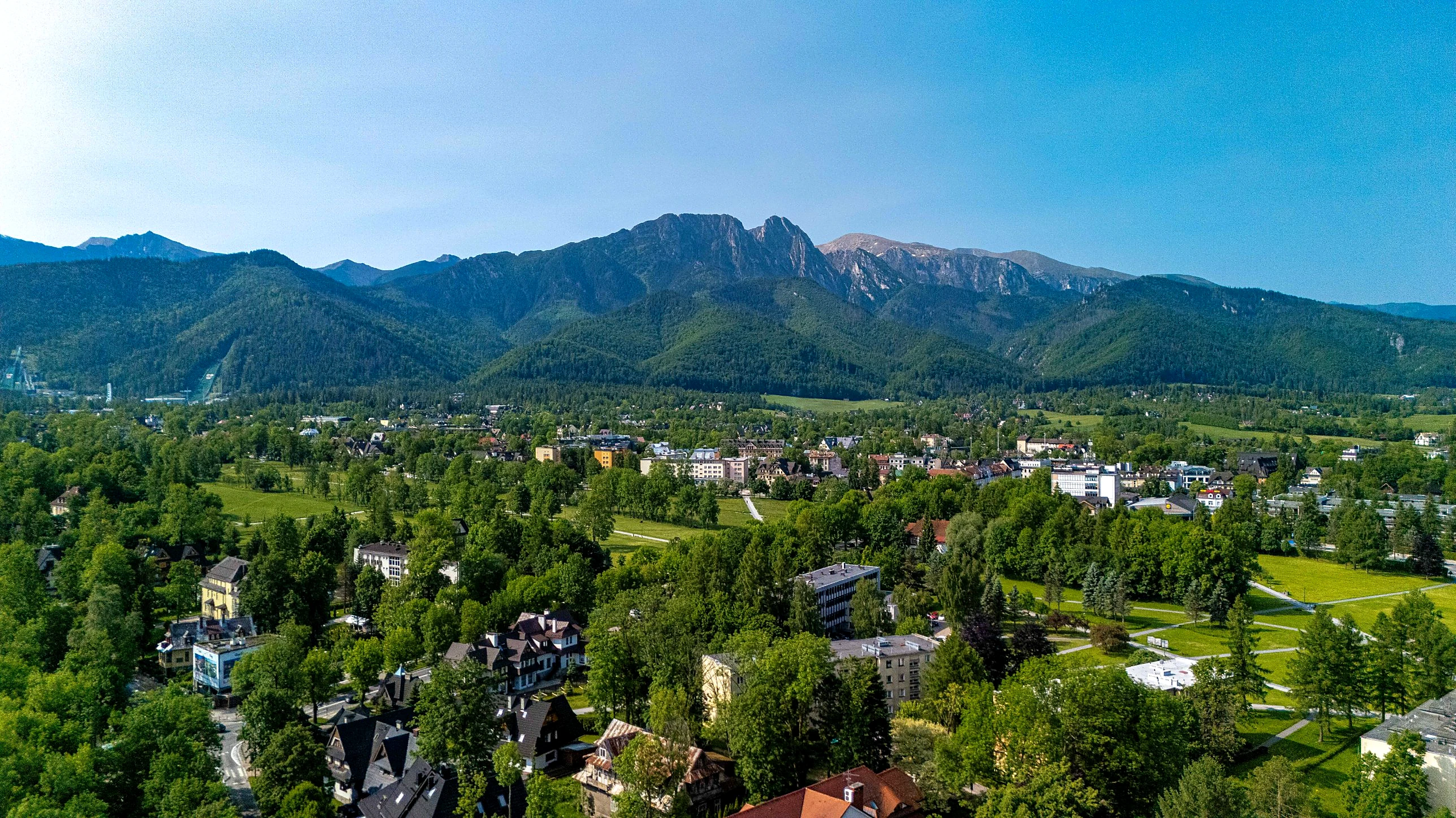 Widok znad apartamentu Giewont View 16 na Giewont, Czerwone Wierchy i Równię Krupową latem