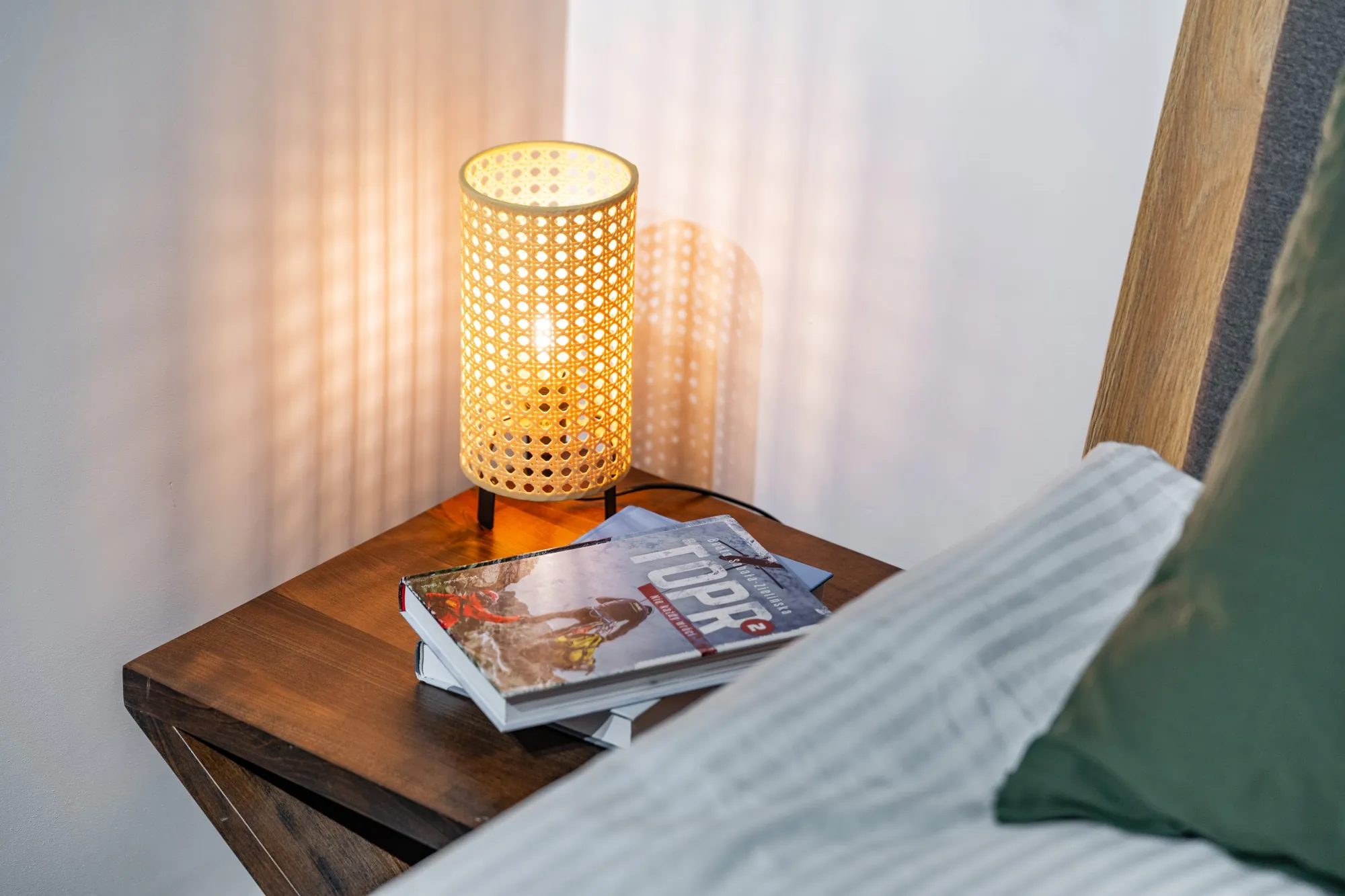 Lampka nocna z rattanu