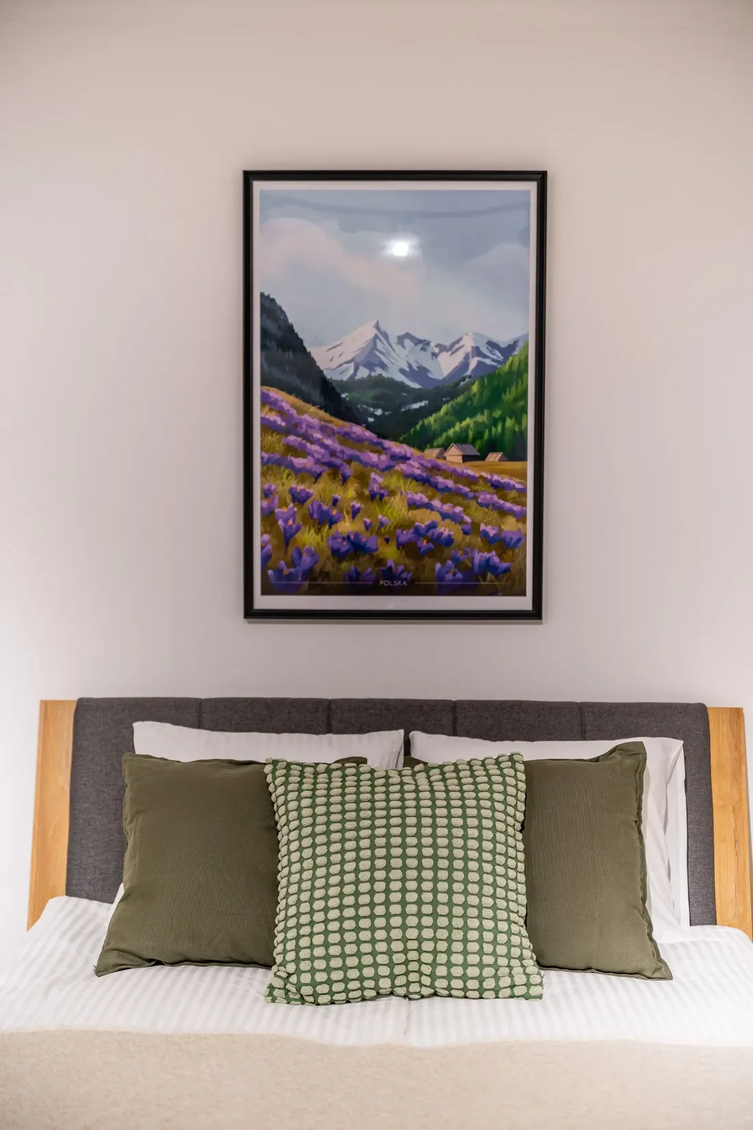 Plakat z krokusami nad łóżkiem